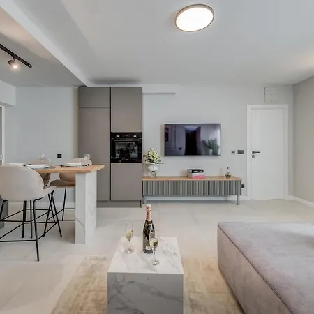 Beachfront Znjan Appartement Split