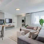 Beachfront Znjan Apartman Split