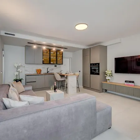 Beachfront Znjan Apartment *