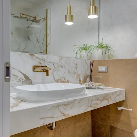 Beachfront Znjan Apartman