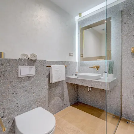 Beachfront Znjan Apartment *