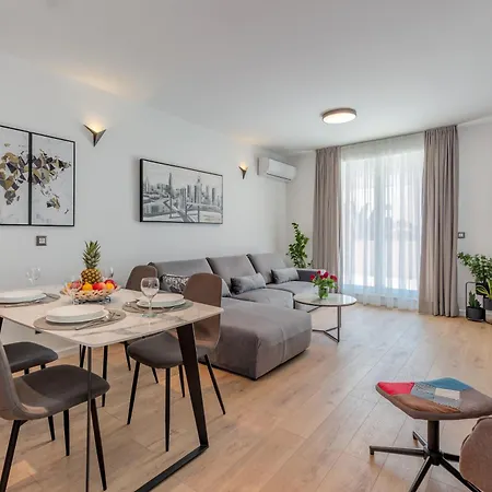 Beachfront Znjan Apartment *