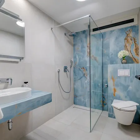 Beachfront Znjan Apartman *