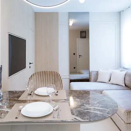 Beachfront Znjan Apartamento *