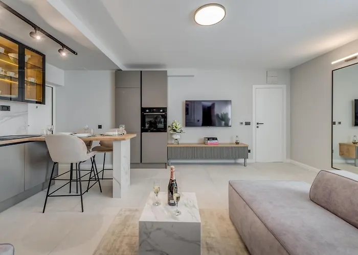 Beachfront Znjan Апартаменти Спліт