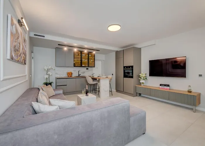 Beachfront Znjan Апартаменти *