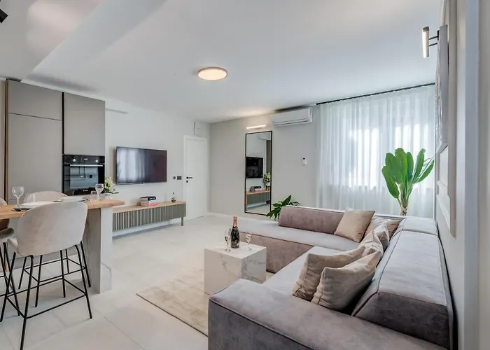 Beachfront Znjan Апартаменти Спліт