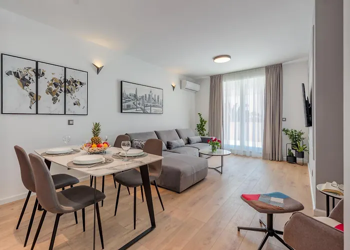 Beachfront Znjan Апартаменти *